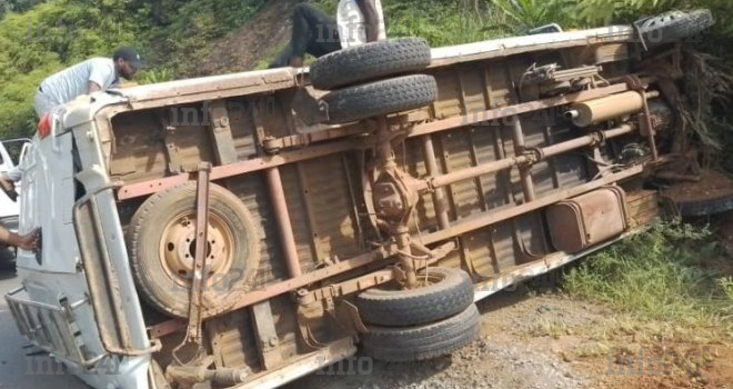 Ndjolé : Un véhicule technique de Radio Gabon termine sa course les 6 roues en l’air