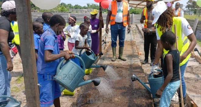 À Port-Gentil, des potagers bio pour éduquer et nourrir autrement les écoliers gabonais