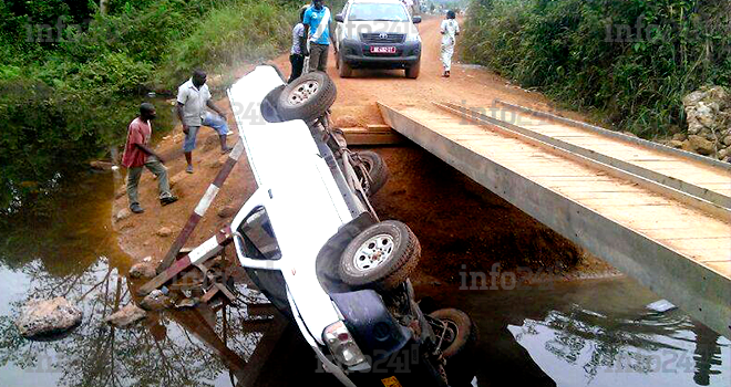 Un véhicule termine sa course sous un pont à Mouila